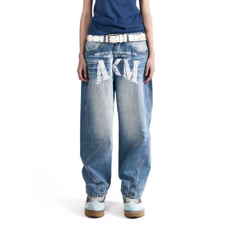 アカム AAKAM AKM カーブドデニムパンツ スカイブルー 549986
