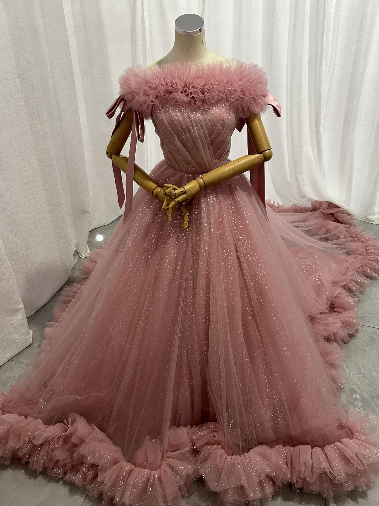 人気上昇！カラードレス ピンク 取り外しオフショルダー リボン キラキラチュール ブライダル