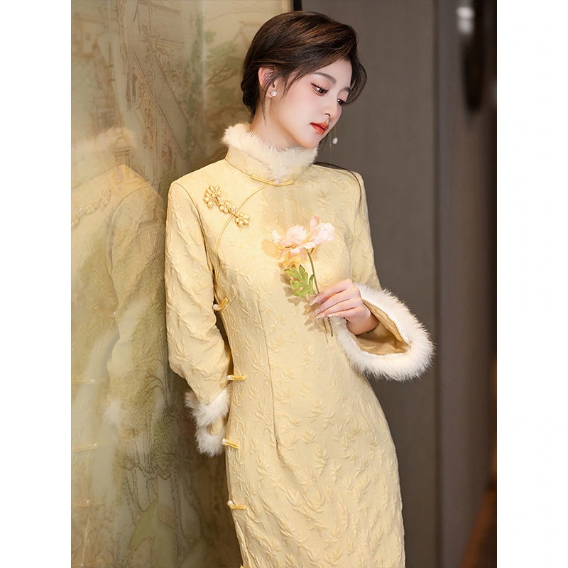 ワンピースドレスドレス美しい新しいのガチョウの黄色の改変長いチョンサム2025冬プラスベルベット厚い毎日の若い女の子