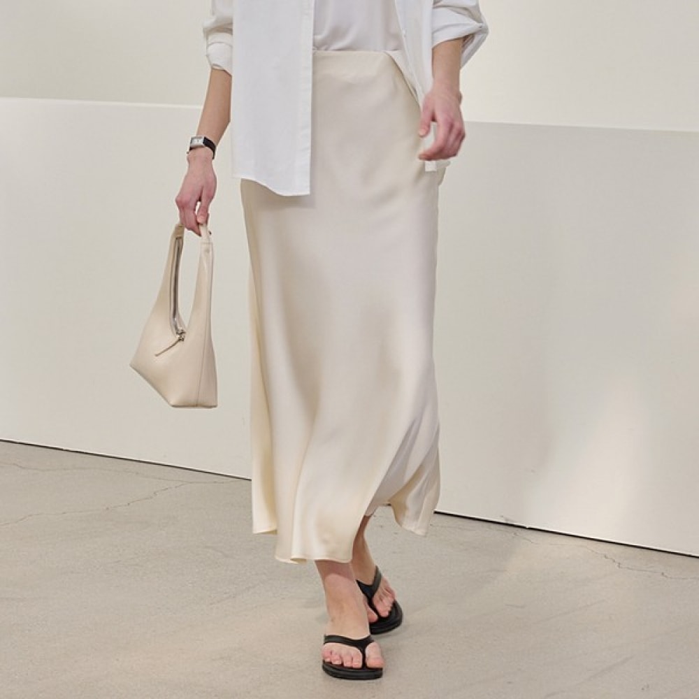 [リアーナニューヨーク] スリムバイアスサテンスカート_アイボリー