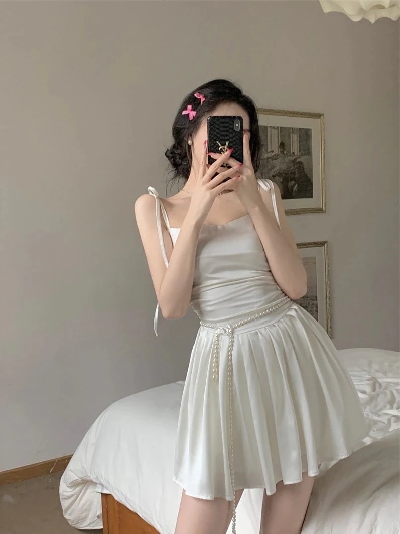 新作 キャミワンピース 純欲風白ワンピース夏の新作ハイウエストバインダープリーツキャミソールスカート 百掛け 着痩せ ファッション