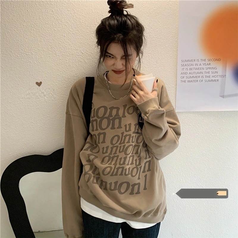 英字 ロゴ ラウンドネック トレーナー トップス プルオーバー ショート ショート丈 袖あり 長袖 ドロップショルダー 萌袖 襟なし かわいい 大人可愛い カジュアル 大人 おしゃれ お洒落 大人女子