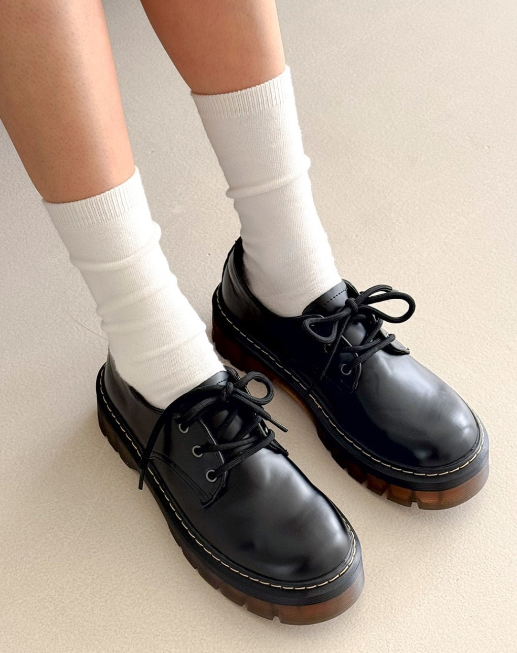 ショートパンツやショートスカートによく似合うラティリボンブラックローウォーカー4.5cm