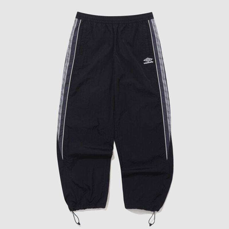 UMBRO HBL BLOKE OG 트랙 와이드 우븐 팬츠 블랙(UQ221CPT51) UQ221CPT51_BLK0 209646 1786464 UQ221CPT51_BLK0