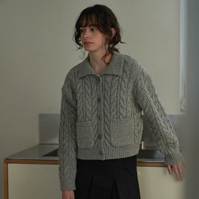 【URAGO】 COLLAR CABLE WOOL CARDIGAN : GRAY