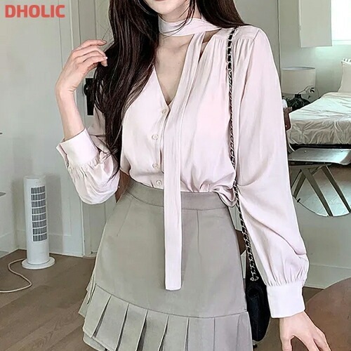 ストラップ付Vネックボタンブラウス