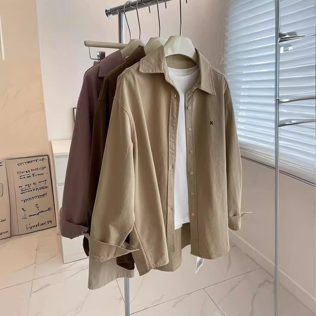 レディース向けヘビーウェイトウォッシュコットン厚手シャツ！秋冬のゆったりとしたミドル丈のカジュアルシャツと薄手のジャケットの重ね着