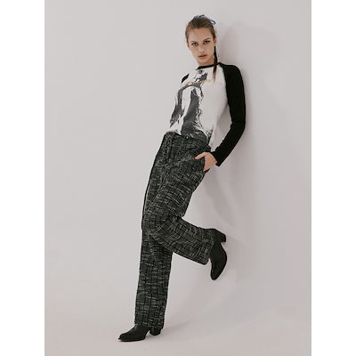 値下げ交渉歓迎！】ライトアップできるアクリル飾り棚 落下防止