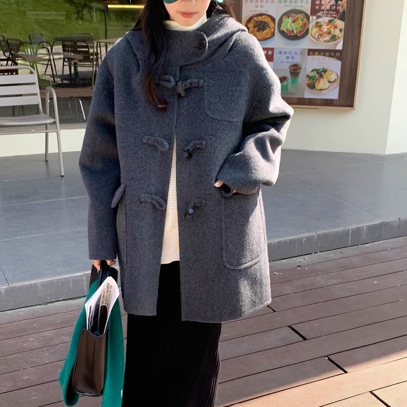 2025年秋冬　ホーンボタンフード付きダブルフェイスウールコート　レディース　ゆったりミドル丈　ヘップバーン風　肉をカバーし細見え効果のあるウール
