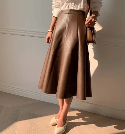 レディース スカート フレア 膝下 7分丈 8分丈 レザー フェイクレザー かわいい 大人可愛い シンプル 上品 おしゃれ かっこいい レトロ こなれ感 ラフ クール モード系 エレガント かっちり