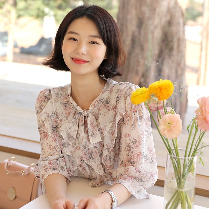 [bbaebbae] ラブリーラッフルリボンフラワーブラウス きゃしゃながらフェミニンな雰囲気を演出 (送料無料)おしゃれなシルエットのファッションコーデー提案ハイクォリティー 4,876円