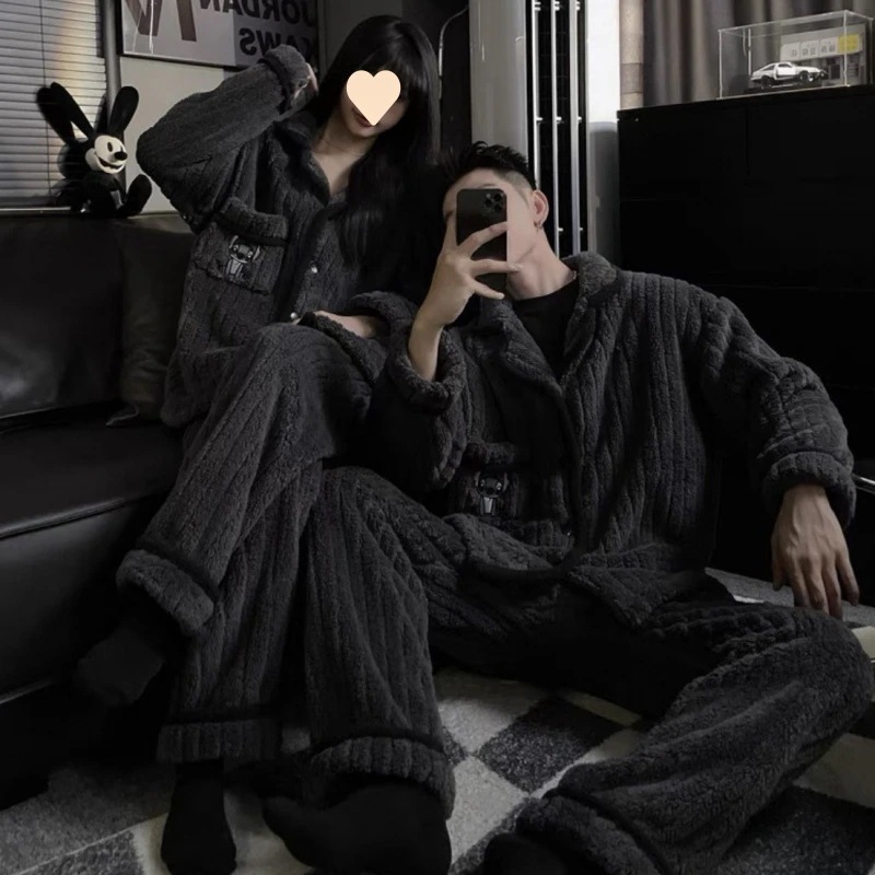 珊瑚のベルベットのカップルのパジャマ女性とモデルパッド入り厚くメンズはのホームウェアスーツの外で着用することができます