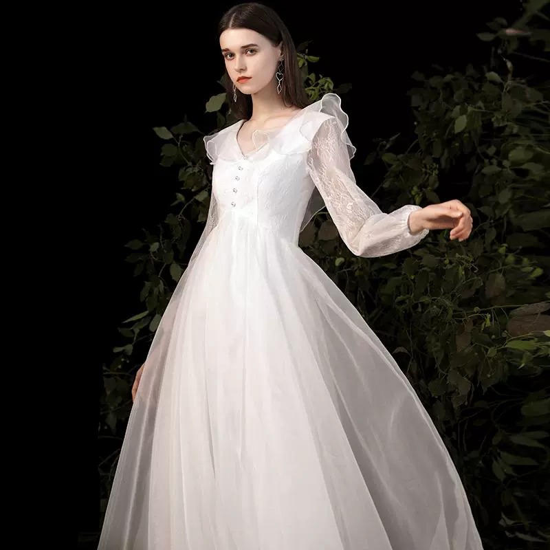 軽いウェディングドレスの娘の妊婦は結婚します