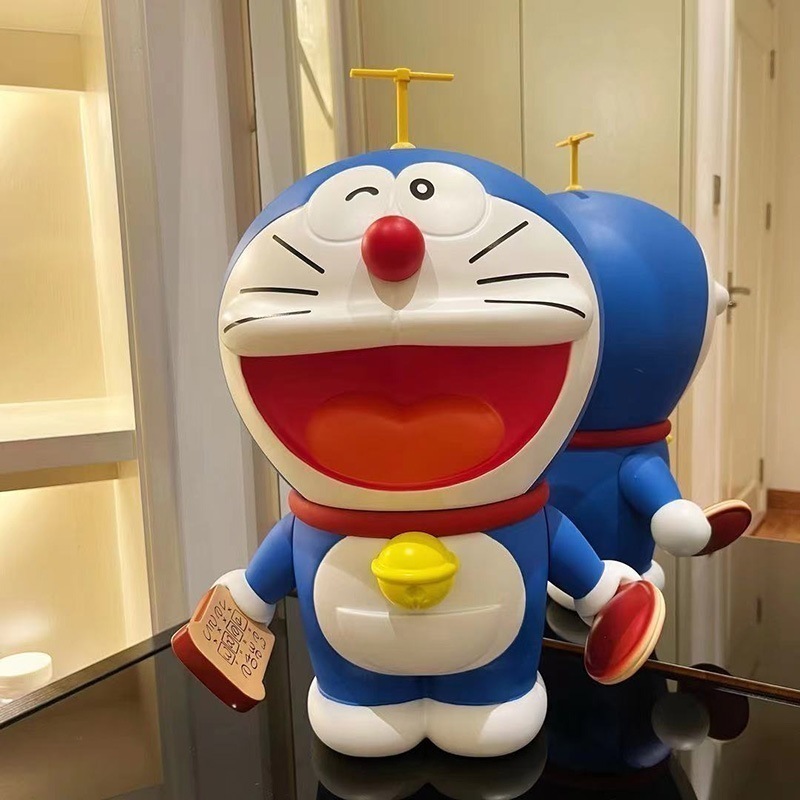 ぬいぐるみ人形キャラクターぬいぐるみタケコプタードラえもんチャグチャグ猫フィギュアアニメ・漫画・アニメのぬいぐるみの家のリビングで大規模な置物をして遊ぶドラえもん 【配】