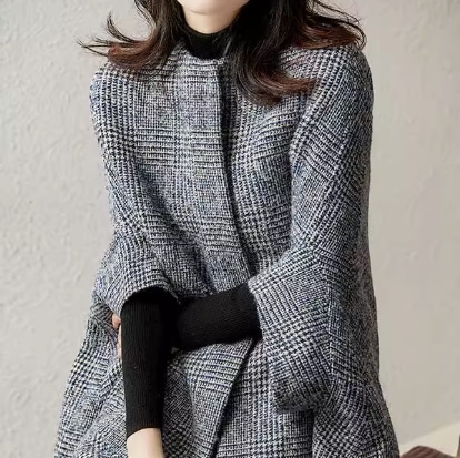 レディース コート 上着 ポンチョ 前開き 7分袖 ラウンドネック ノーカラー フェミニン ポケット ウール かわいい 大人可愛い きれいめ 上品 おしゃれ こなれ感 エレガント モダン 主役級