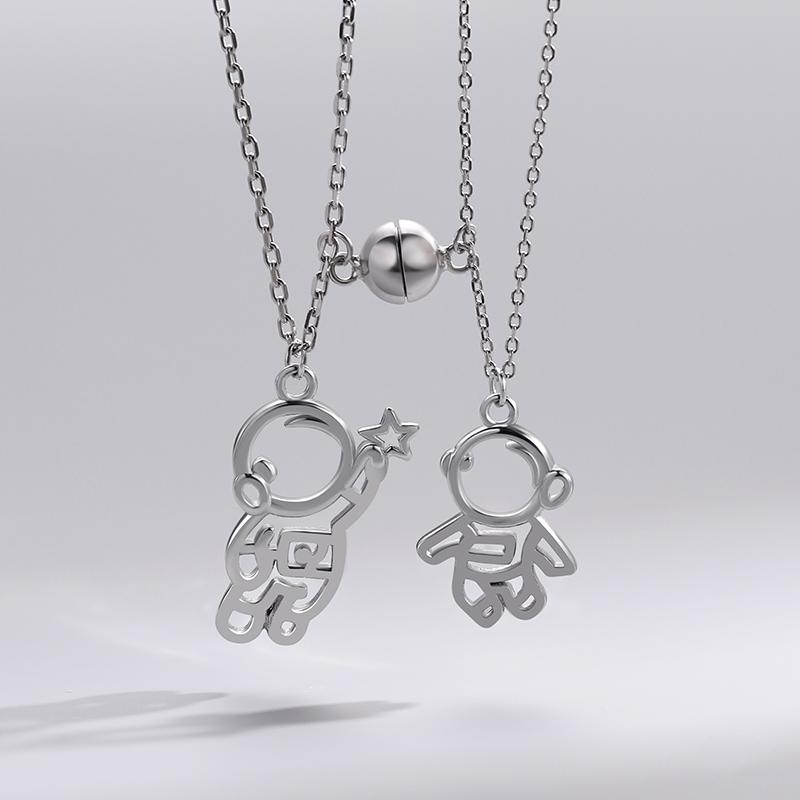 ペアネックレス 大人 カップル お揃い アクセサリー 結婚記念日 プレゼント 宇宙飛行士 ペンダント ギフト シルバー