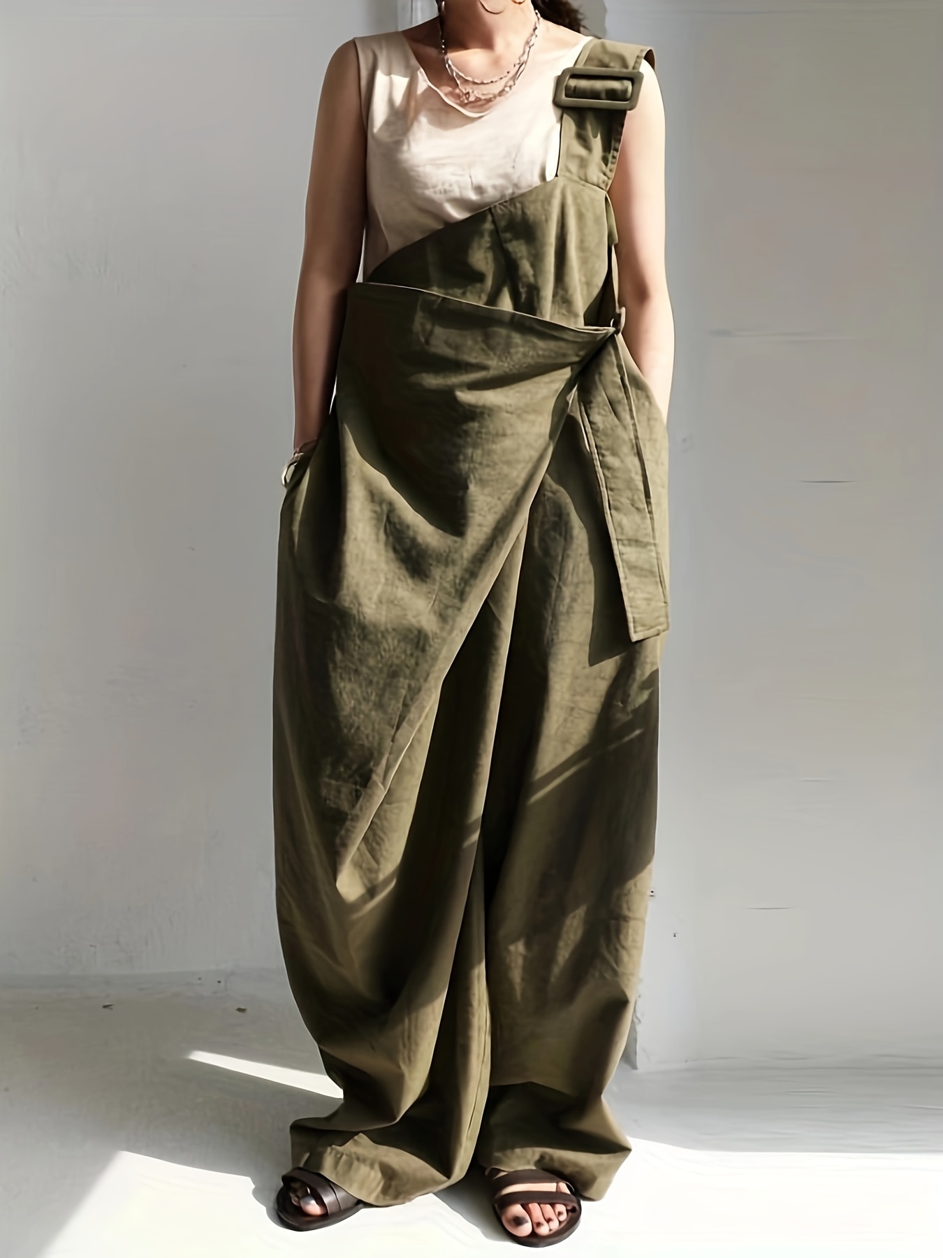 片方の肩が露出したカジュアルなアシンメトリーな無地のレーヨン織りのワイドレッグバックパンツ