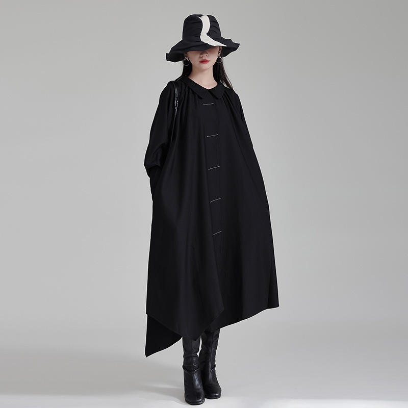 デザイナーのゆるいマント式人形襟衝突色つなぎワンピース2023秋冬新不規則黒色ロングスカート
