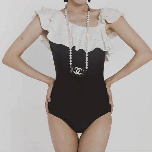 アシンメトリー 大きめフリル ワンピース水着 モノトーン 大人水着