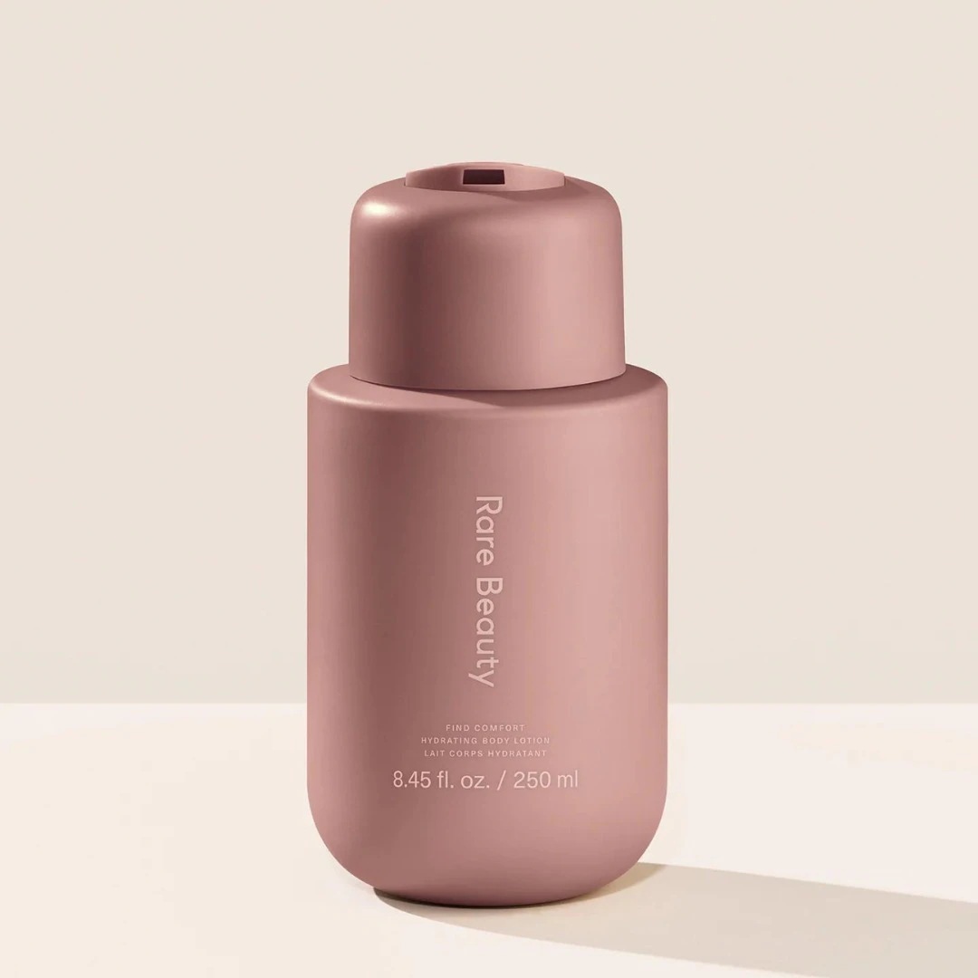 【エクスプレス便】Rare Beauty レアビューティー by Selena Gomez ファインド コンフォート ハイドレーティング ボディーローション 250 mL (8.45 fl. oz.)