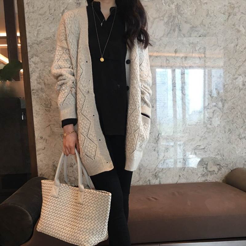 模様編み ボリューム ニット カーデ トップス カーディガン ロング ロング丈 袖あり 長袖 ボリューム袖 ドロップショルダー 萌袖 Vネック 襟なし ふわふわ ポケット 前開き 編み込み 透け感 かわいい 大人可愛い きれいめ シンプル カジュアル 大人 上品 おしゃれ 大人女子 模様編み ボリューム ニット カーデ トップス カーディガン ロング