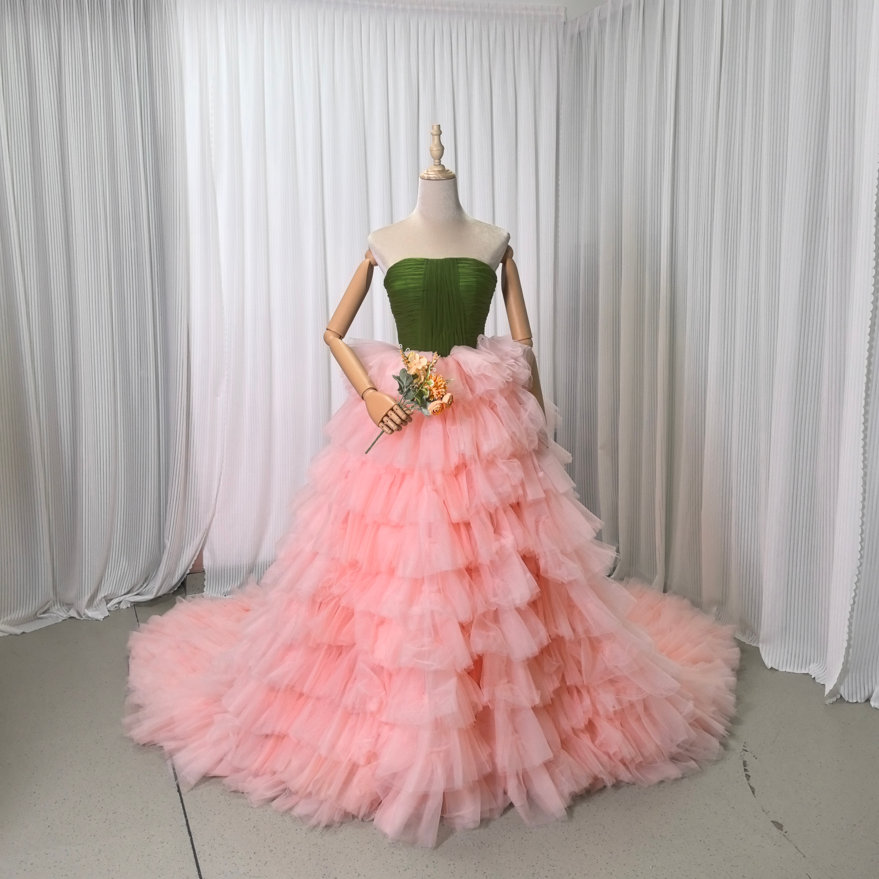 カラードレス グリーン ピンク ベアトップ 編み上げ 柔らかく重ねたチュールスカート 華やかなトレーン 花嫁
