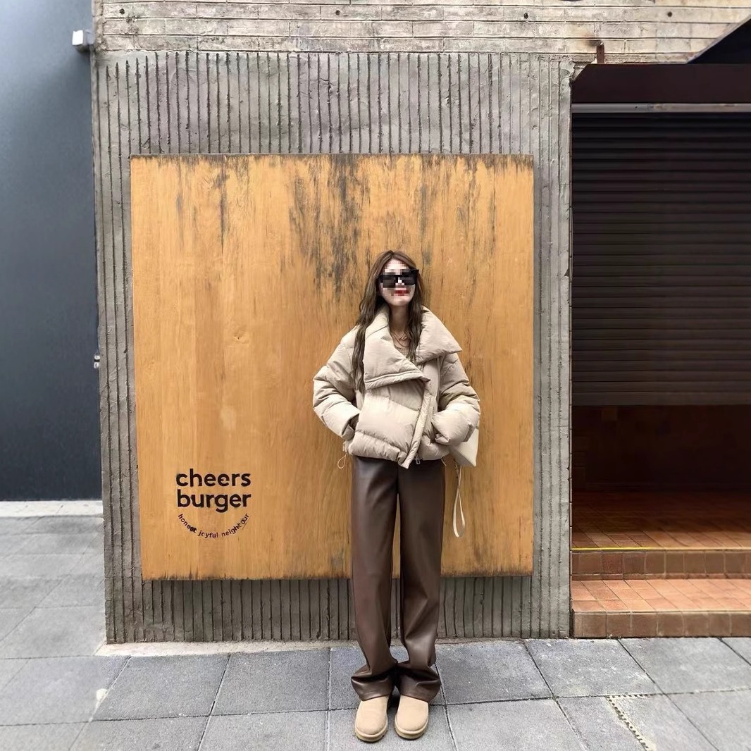 ホワイトダックダウンジャケット女性のための 2025 冬の新スタイル肥厚暖かいルーズショートスタイルシンプルなラペルパンジャケット女性のための