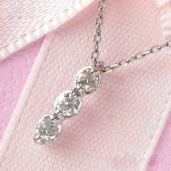 ダイヤモンド ネックレス プラチナ トリロジー スリーストーン 3連 4月誕生石 天然石 計0.1カラット レディース 50代 40代 60代 30代 20代 ペンダント ギフト