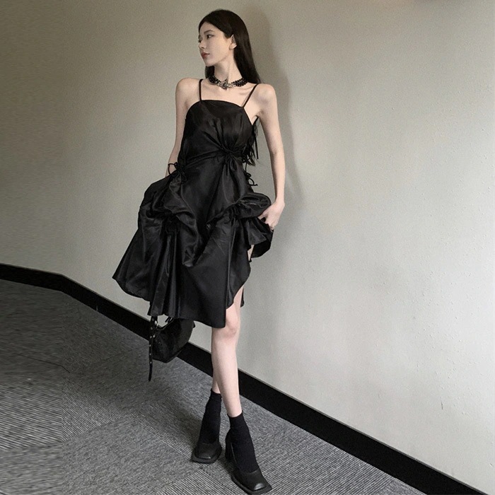 日本のプリンセススタイルの蝶結びイレギュラーサテンストラップレスパフィーストラップミディドレス