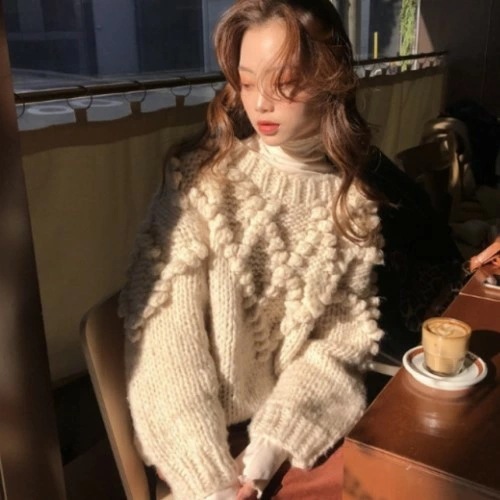 2019年秋　冬　2color ポンポン ニット プルオーバー トップス　立体的なポンポン付きが可愛いセーター　ざっくりとした着用感で今シーズンらしいカジュアルさがおしゃれ