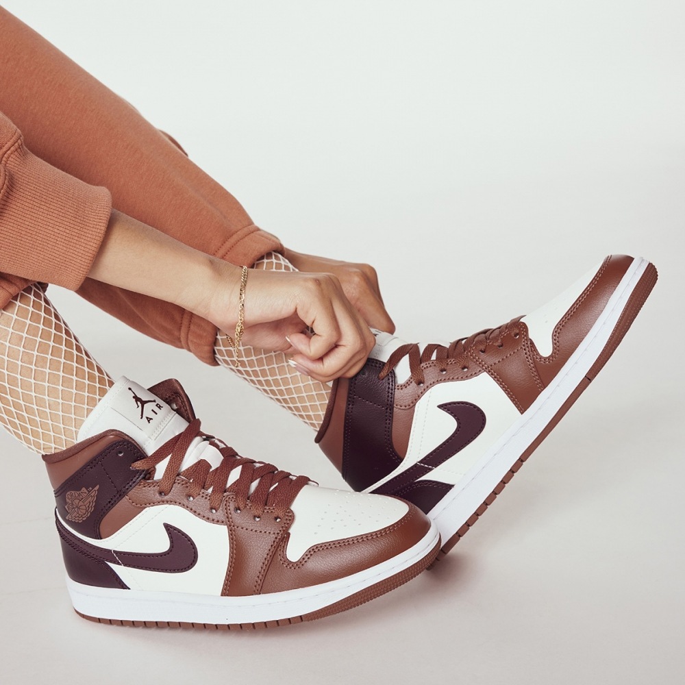 ジョーダンウィメンズエアジョーダン 1 ミッド BQ6472-200