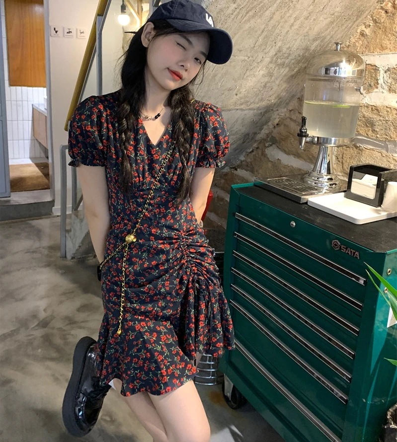 ワンピース レディース 花柄 カシュクール ミニ ワンピ 半袖 パフスリーブ Vネック フレア 細身 ガーリー かわいい カジュアル お洒落 レトロ お出かけ デート パーティ 美脚 脚長 黒 S M