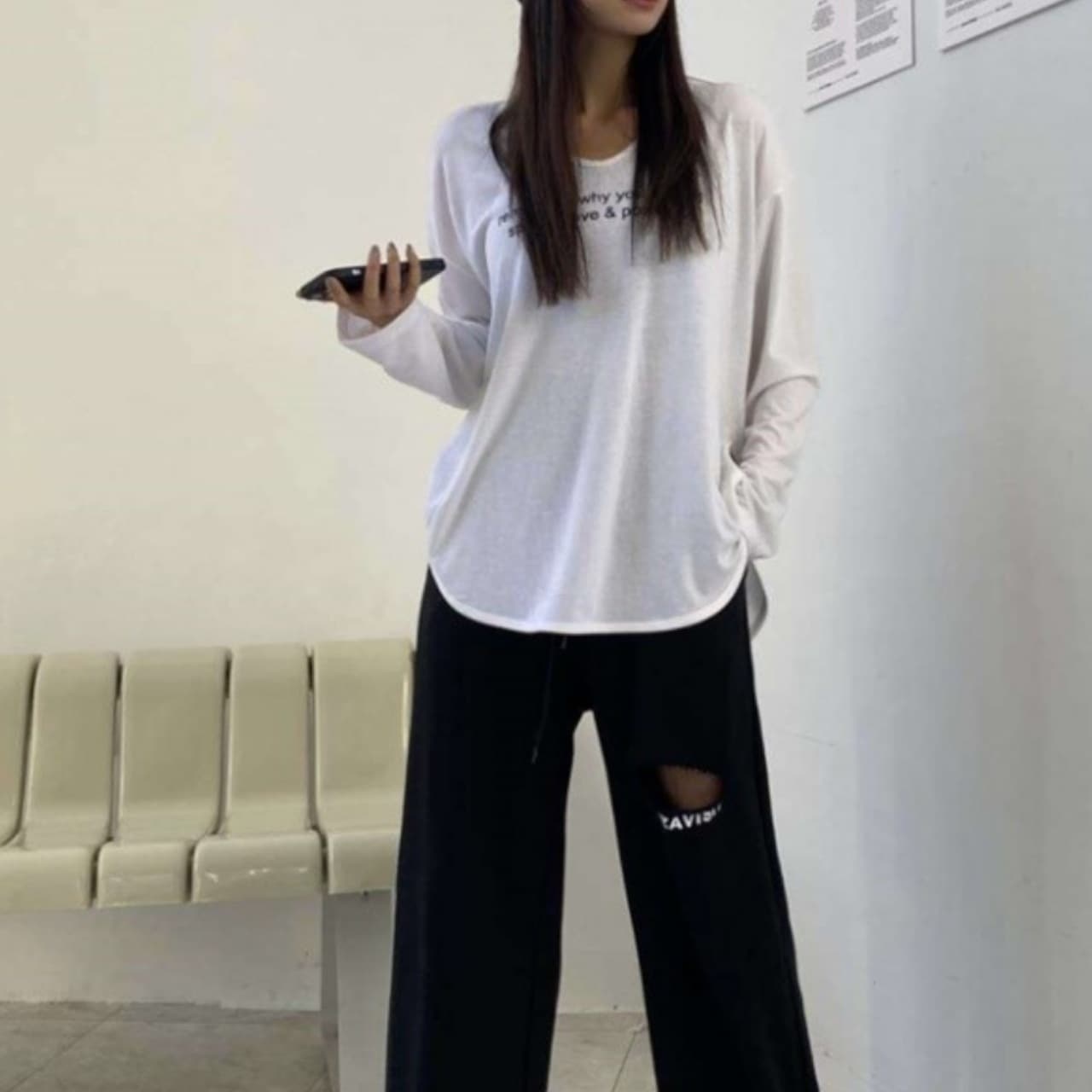 ロンT トップス Tシャツ 長袖 Vネック サイドスリット 大人可愛い シンプル カジュアル おしゃれ お洒落 かっこいい こなれ感 ラフ ボーイッシュ スポーティ