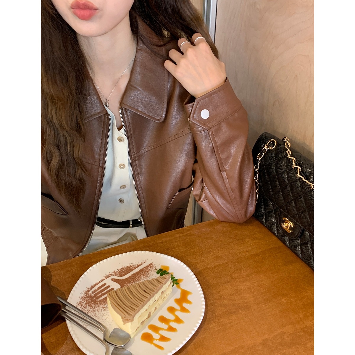 女性用レトロショートレザージャケット2024秋新スタイルメイラード気質スリム長袖トップス