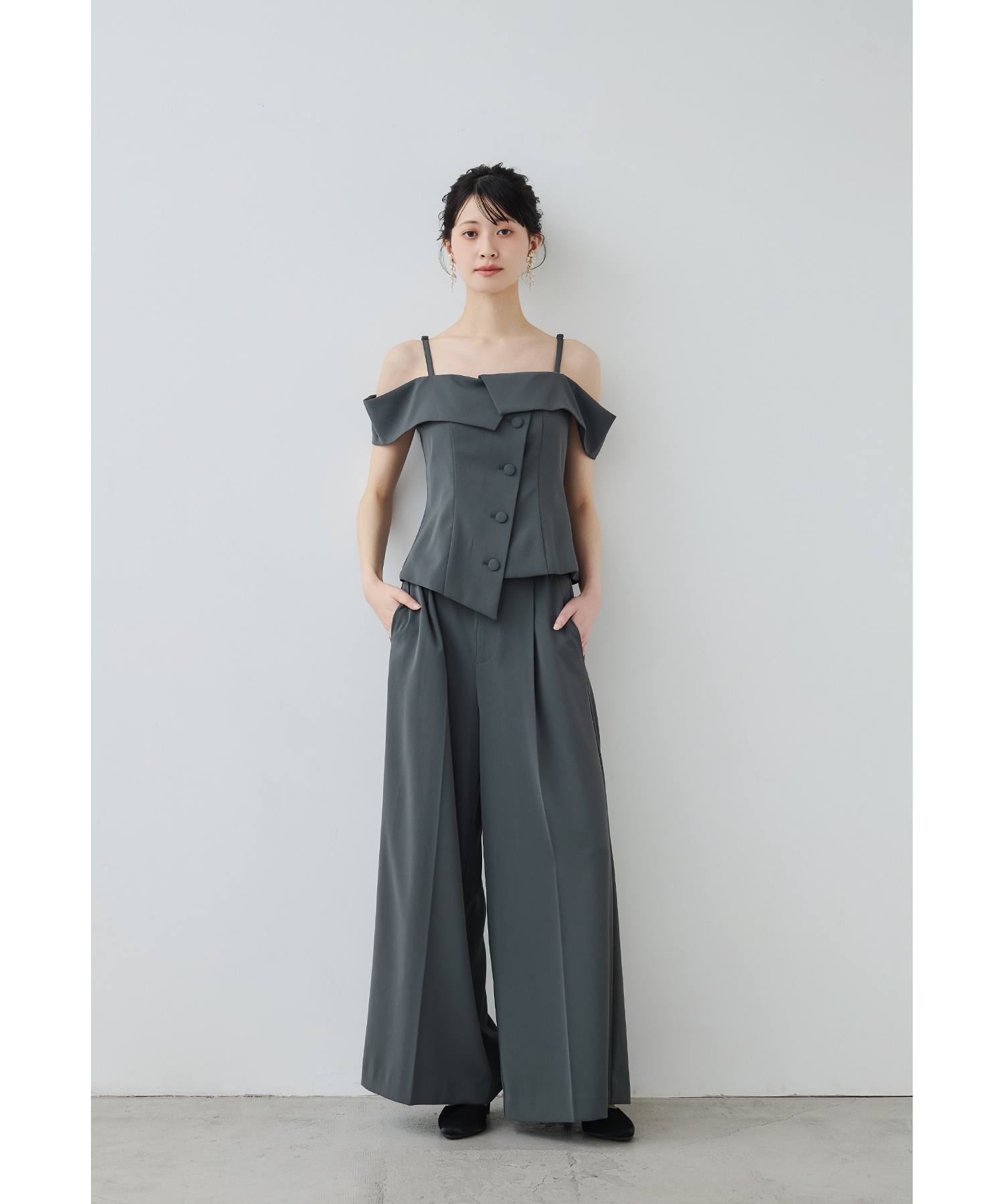 オフショルペプラムトップスセットアップドレス パーティードレス 結婚式 パンツドレス 2点セット セパレート キャミ ワイドパンツ 無地 お呼ばれ パーティー 二次会 披露宴 謝恩会 成人式 同窓会