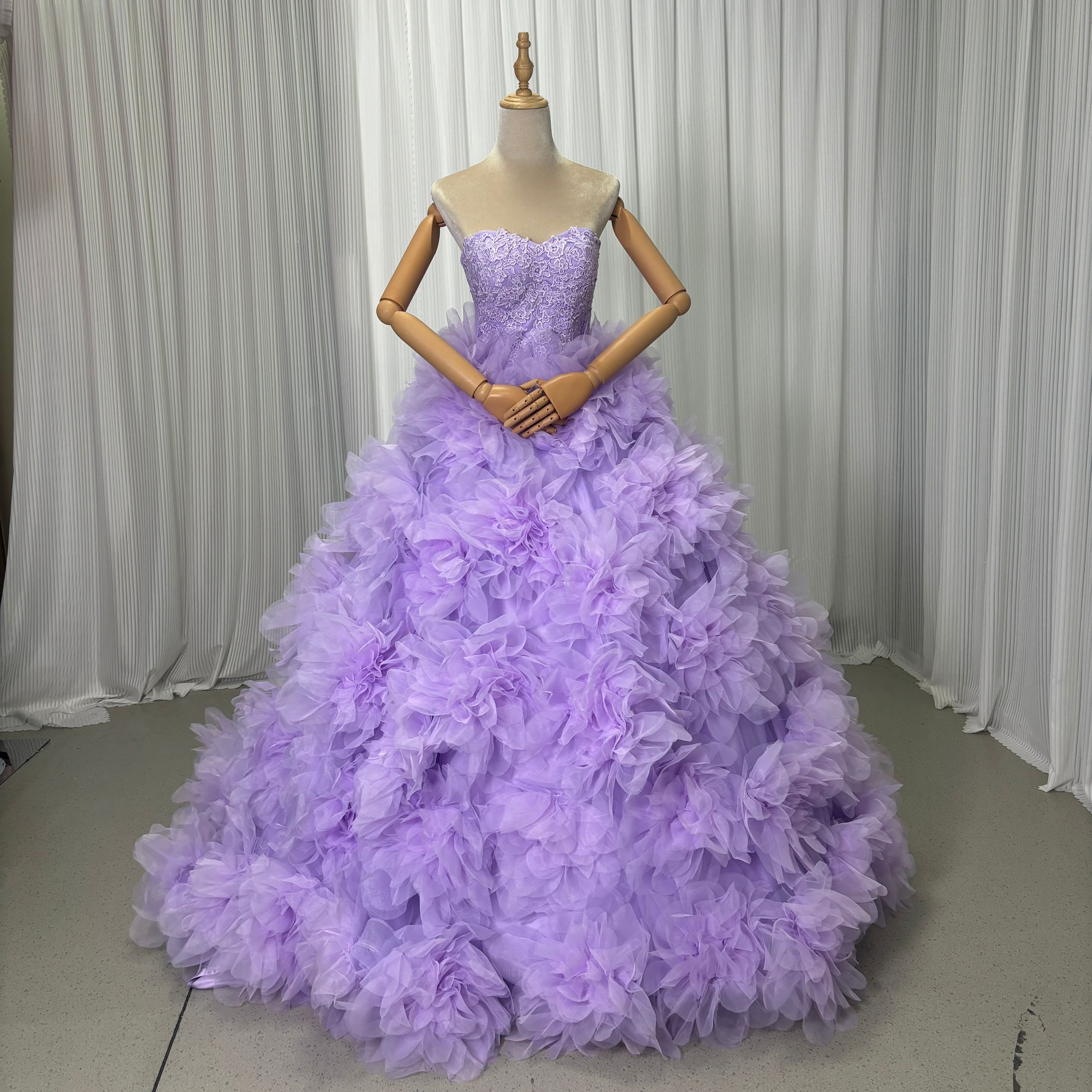 華やか カラードレス オーキッド ベアトップ バラトレーン 繊細レース プリンセスライン ブライダル 花嫁 前撮り