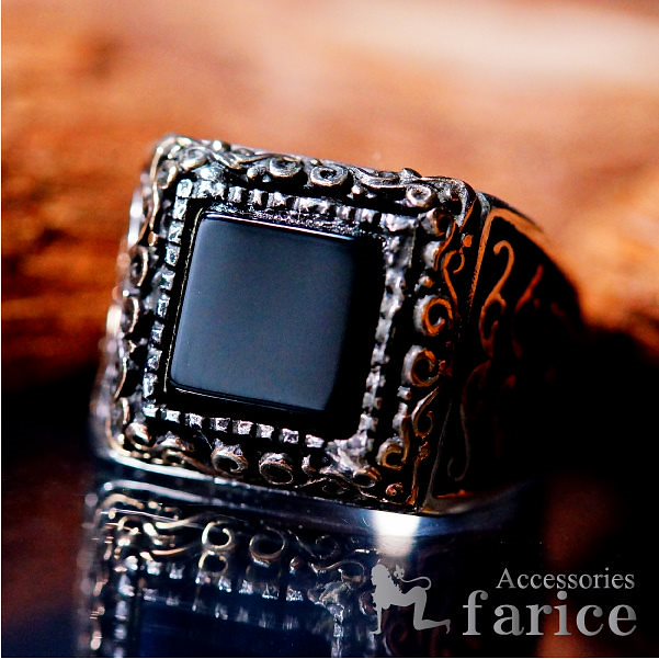 スクエアブラックキュービックジルコニア装飾 イエローゴールド ラウンドツタ柄&サイドロイヤルキングダムエンブレム(紋章)アレンジ ダークブラック燻し仕上げ ヨーロピアンデザイン シルバー925 メンズ