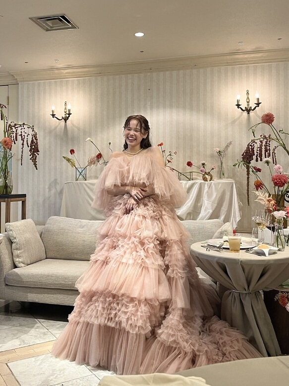 実例写真！カラードレス ピンク オフショルダー ソフトチュール ティアードのドレス ボリュームドレス 華やかなトレーン 結婚式 前撮り