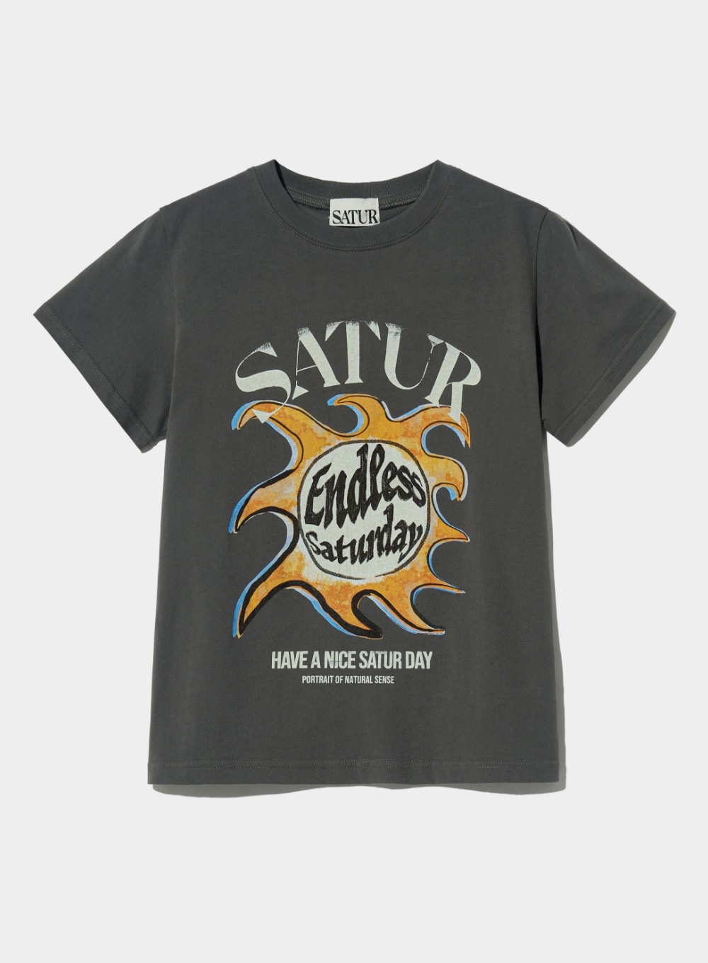 【SATUR】 (W) SUN RETRO GRAPHIC T-SHIRTS : RETRO CHARCOAL