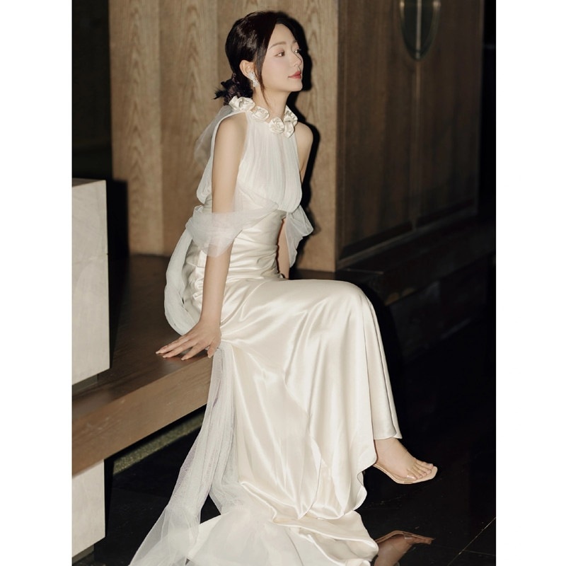 サテン首掛けライトウエディングドレスフレンチホワイトスリムフィッシュテールレッグウエルカムシンプル韓国式お出かけチュールドレス冬