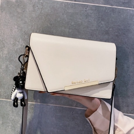 バッグ カバン レディース ショルダー 斜めがけ 肩がけ ポシェット 多収納 多機能 便利 コンパクト 軽量 仕切多数 スクエア 四角 チャーム フラップ ゴールド金具 PU 大人可愛い きれいめ