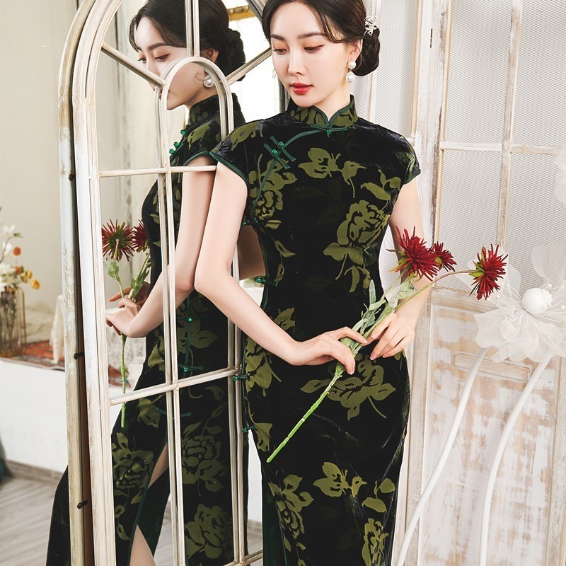 古い上海ベルベットチャイナドレスの改良版2024年女性の春と秋のレトロな半袖ドレススリムでロングスタイル