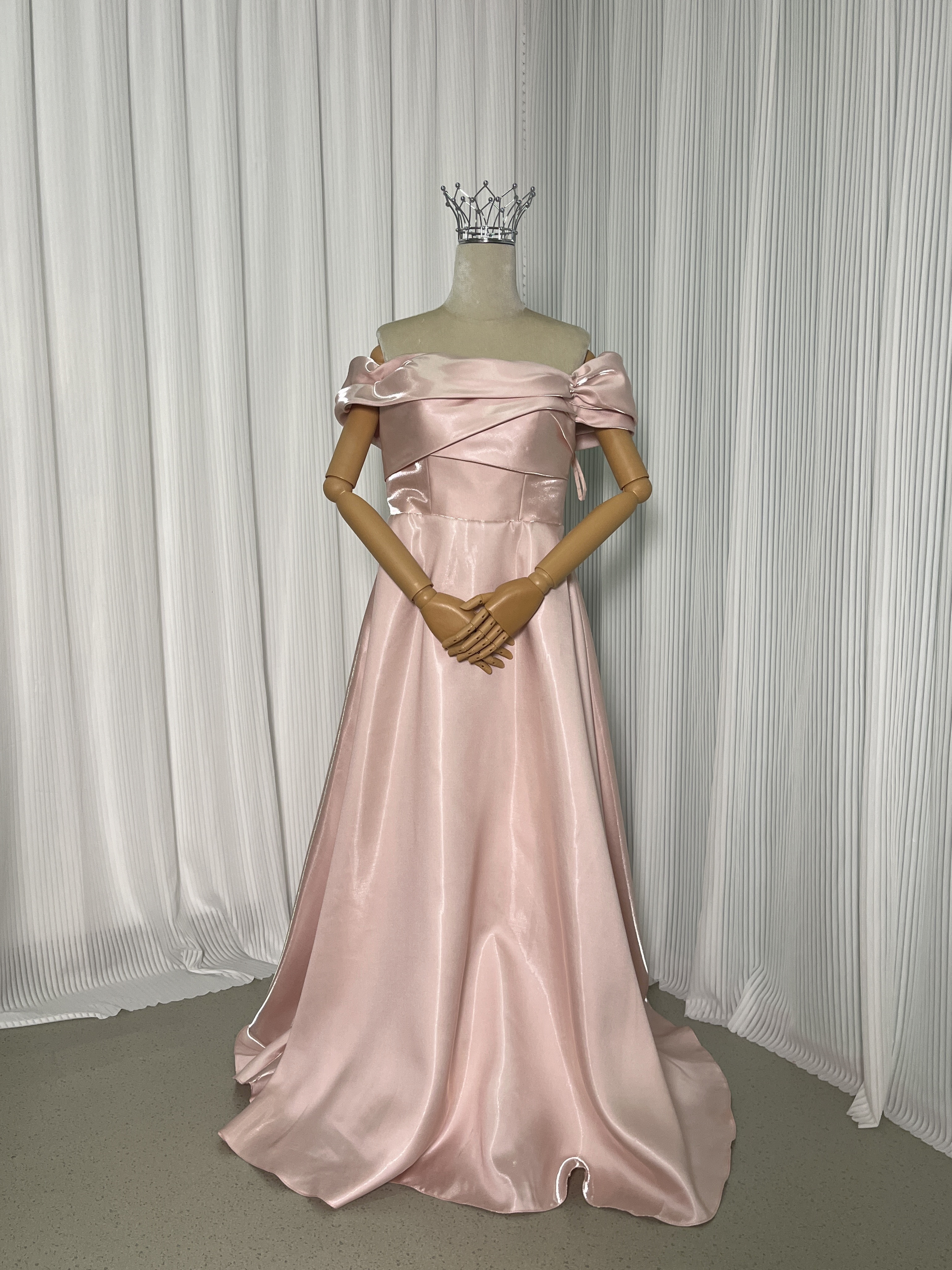 カラードレス コーラルピンク オフショルダー 光沢サテン ロング 前撮り 可愛い 編み上げ 演奏会/音楽会