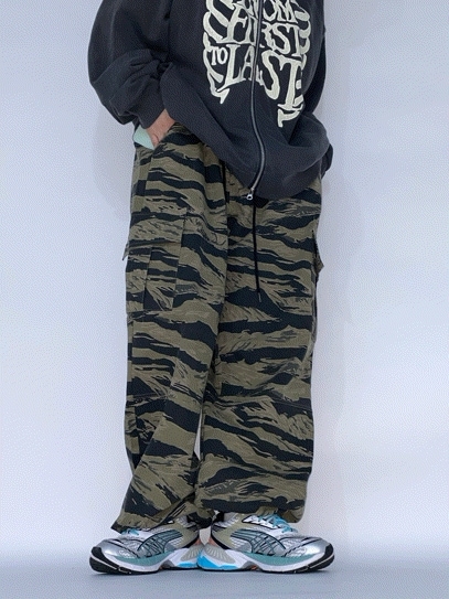 [UNISEX] スワップ ミリタリー カモ ポケット バルーンフィット ジョガーパンツ