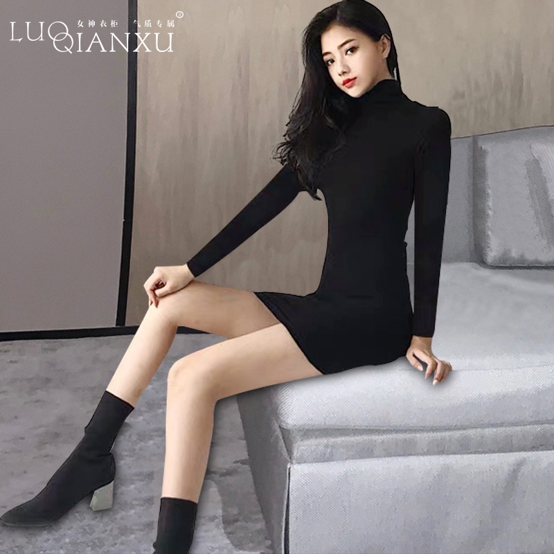 2025気質高襟黒い底にベルベットをつけてガードルセクシーな中に痩せたお尻ワンピースを着ている女性秋冬
