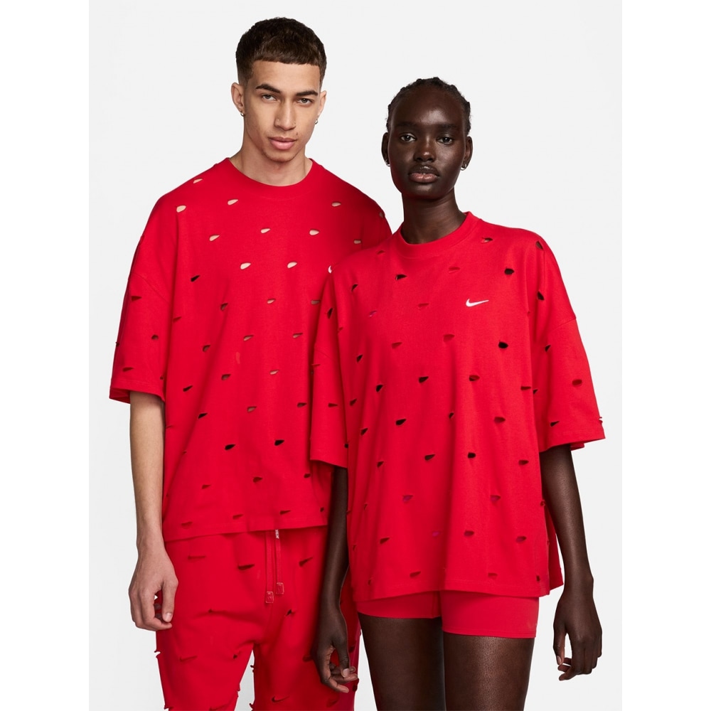 ナイキのガスアップとスウッシュツリーの近くに