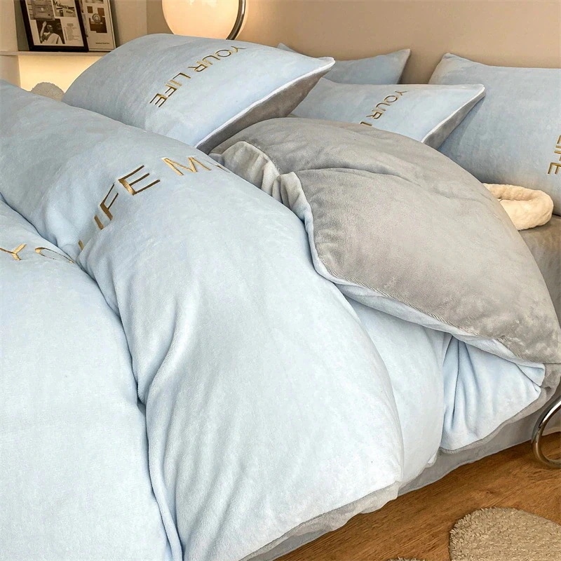 今の流行ミルクベルベット刺繍 4 ピースベッドシート枕カバーコーラルクリスタルベルベットホームプラスベルベット暖かいベッド 3 点セット