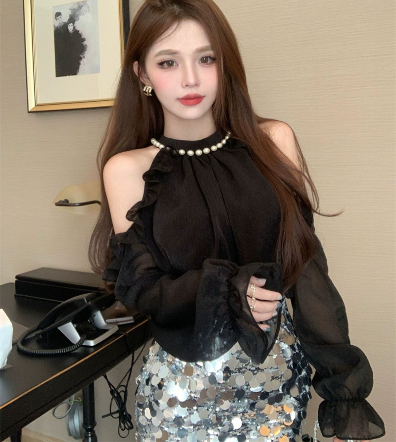 トップス ブラウス レディース 長袖 パフスリーブ ベルスリーブ ホルターネック オフショルダー 肩出し フェミニン 韓国風 シフォン フリル 透け感 シースルー パール かわいい 大人可愛い きれい