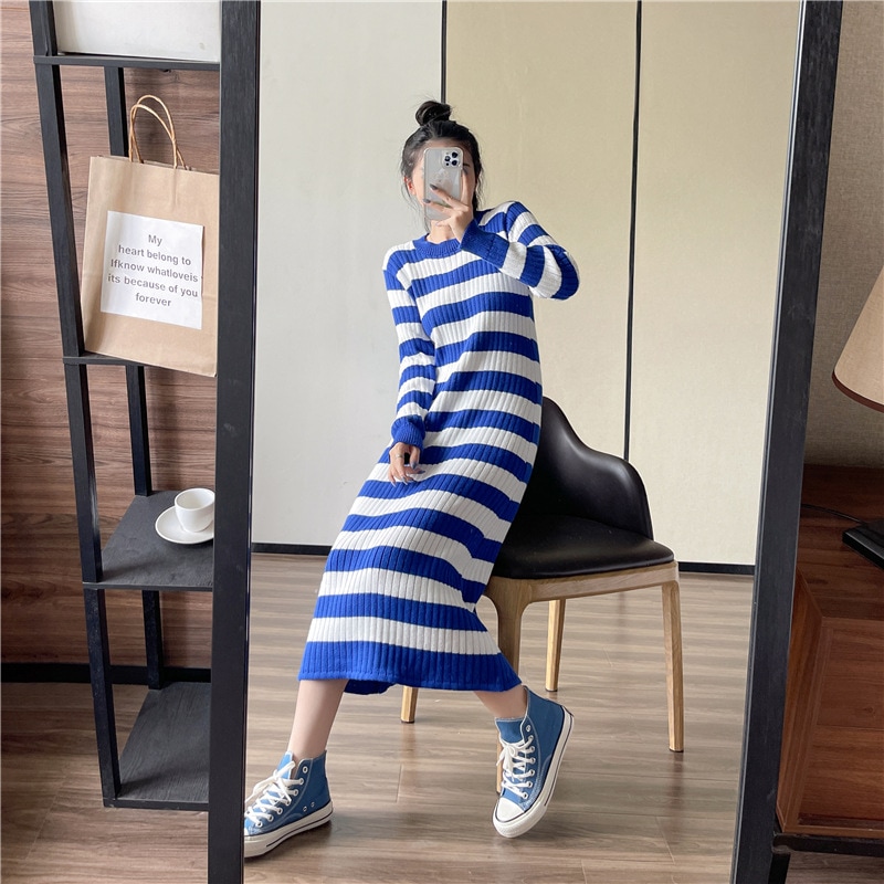 秋冬の新型インナーアイテムはストライプの中の長いニットワンピースのセーターのロングスカートの女性をつ