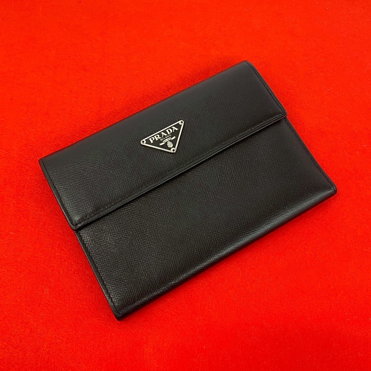 三角ロゴ 金具三つ折り財布 レザー ブラック 48231